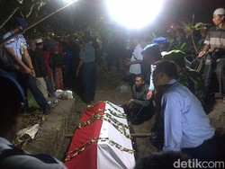 Upacara Militer Iringi Pemakaman Jenazah Peltu Ibnu Kohar di Mojokerto
