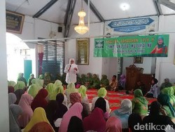 Kunjungi Rutan Pondok Bambu, Menteri Khofifah Bagikan Kurma ke Tahanan