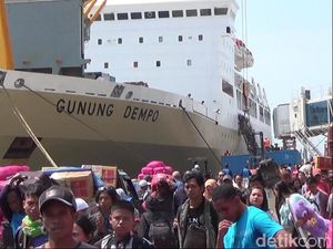 Pemudik Melalui Pelabuhan Tanjung Perak Terus Berdatangan