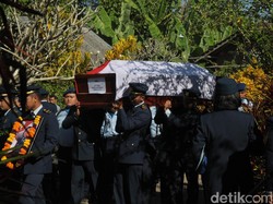 Ribuan Pelayat Lepas Jenazah Kopilot Lettu Pandu ke Pemakaman