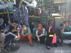 Keluarga Korban Hercules Menunggu di Tempat Seadanya di RSUP Adam Malik