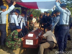 Isak Tangis Istri Mewarnai Kedatangan Jenazah Serka Sutrisno di Boyolali