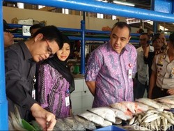 Petugas Gabungan Cek Makanan dan Parcel Kadaluwarsa di Kelapa Dua