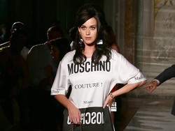 Katy Perry Coba Populerkan Jubah Tidur Jadi Tren Fashion di 2016