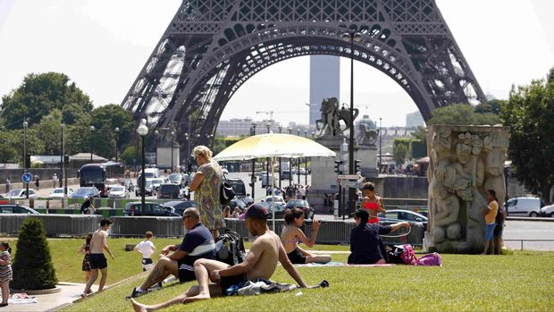 Gelombang panas di Paris bahkan mencapai suhu 45 derajat celcius.