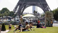 Gelombang panas di Paris bahkan mencapai suhu 45 derajat celcius. 