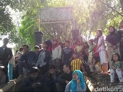 Tetangga Menangis di Pemakaman Sertu Aang: Orangnya Ramah, Nggak Arogan