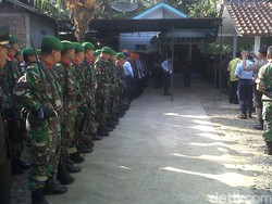 Istri dan Orangtua Pingsan saat Pratu Ardianto Dimakamkan