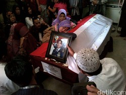 Duka Istri Kapten Sandy Peluk Peti Jenazah Suami Jelang Pemakaman