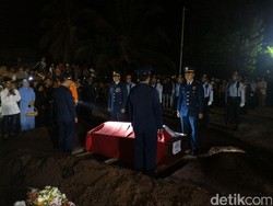 Navigator Hercules Kapten Riri Dimakamkan di TMP Batusangkar