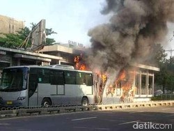 Bus TransJ Terbakar di Salemba UI, 7 Unit Damkar Meluncur