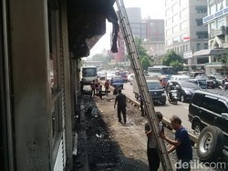 Jalur dan Halte Bus TransJ Salemba UI Mulai Dibersihkan dari Puing Kebakaran