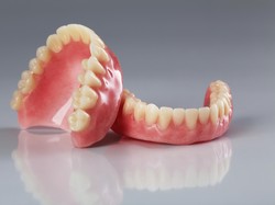 Ini yang Harus Dipersiapkan Sebelum Pasang Gigi Palsu