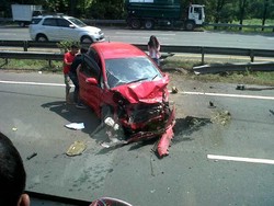 Senggolan dengan BMW di Jagorawi, Honda Jazz Ini Ringsek