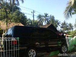 Panther Seruduk Motor dan Pagar Rumah di Banyumas, 2 Orang Tewas