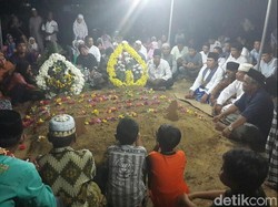 Isak Tangis Selimuti Pemakaman Dua Anak Almarhum Serda Ainul di Pekanbaru