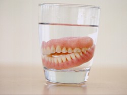 Alasan Memakai Gigi Palsu, Paling Banyak karena Keropos