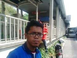 Ini Petugas Kebersihan yang Evakuasi Penumpang dari TransJ Terbakar