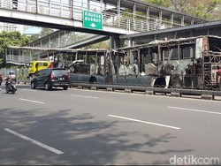 Ban Belakang Rusak, TransJ yang Terbakar di Salemba Sulit Diderek