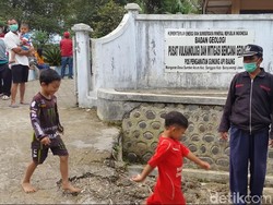Aktivitas Warga Normal Meski Gunung Raung Terus Menggeliat
