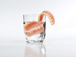 Ini Perlunya Gigi yang Ompong Diganti Gigi Palsu