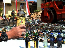 Bulan Puasa, Polres Jakbar Musnahkan 7.002 Botol Miras