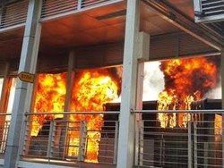 Bus TransJ Terbakar di Halte Salemba, Ledakan Terdengar dan Asap Membubung