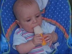 Cuaca Panas, Ibu Ini Bikin Es Loli ASI untuk Camilan Bayinya