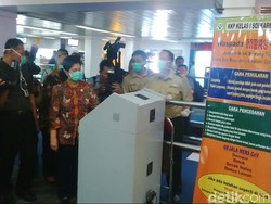 Ikut Simulasi Kesiagaan MERS di Bandara, Menkes Jadi Penjaga Thermal Scanner