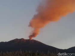 Gunung Raung Meletus, Lava Tak Meluber