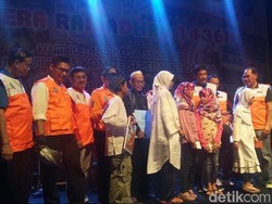 Wagub Djarot Bagikan Bantuan untuk Perbaiki Masjid di Lentera Ramadan