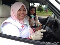 Kenalkan Yuli Yunika, Sopir Ambulans yang Bantu Angkut Jenazah Korban Hercules