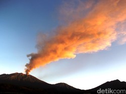 Warga di Sekitar Gunung Raung Mulai Keluhkan Sakit Tenggorokan