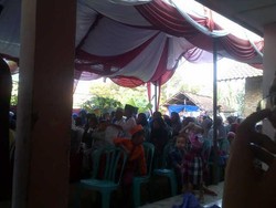 Penumpang Commuter Line ini Urunan Sumbang Panti Asuhan di Parung