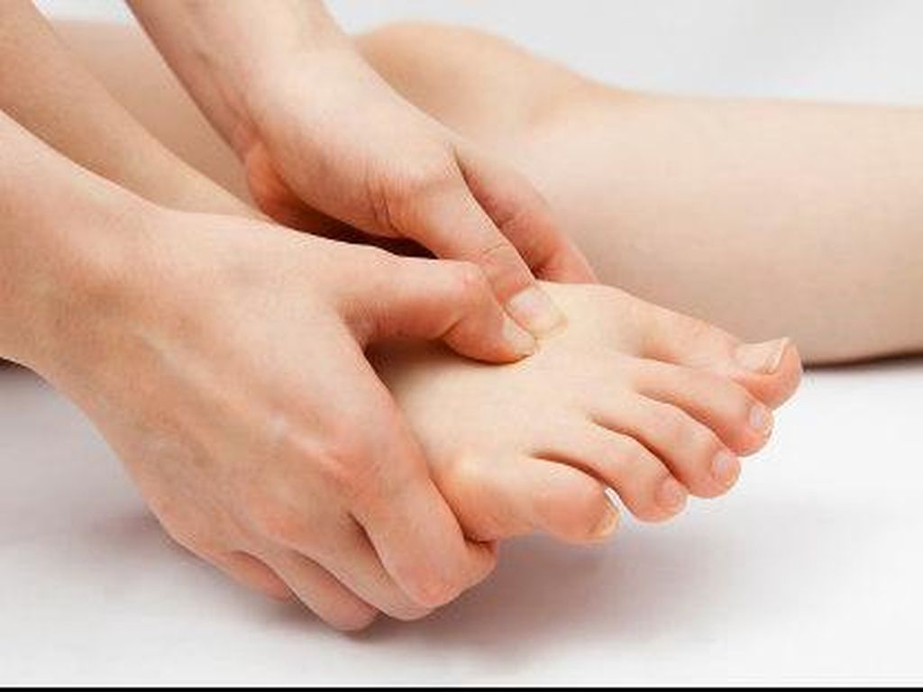 Tips Mengatasi Kulit Kaki Kering dari Dokter, Cegah Tumit Jadi Pecah-pecah Tips Mengatasi Kulit Kaki Kering dari Dokter, Cegah Tumit Jadi Pecah-pecah