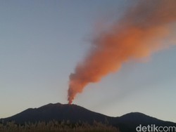 Bandara Ngurah Rai dan Lombok Ditutup Karena Debu Vulkanik Gunung Raung