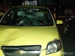 Lawan Arah, Pemotor Luka Parah Tertabrak Taksi di Jl Arteri Pondok Indah