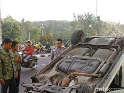 Honda Jazz Terbalik Usai Hantam Pot Bunga