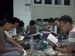 Melihat Mahasiswa Fisip Unsyiah Bertadarus di Kampus pada Malam Ramadan