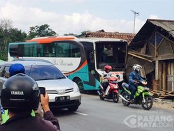 Diduga Rem Blong, Bus Pariwisata Tabrak Rumah di Megamendung Puncak