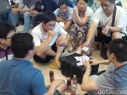 Para Calon Penumpang Ini Asik Main Kartu, Tak Peduli Kesibukan Bandara