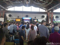 Loket Check In Terminal 2D Mulai Dibuka, Penumpang Berebut Masuk