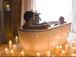 Ini Posisi Terbaik Antiselip Saat Bercinta di Kamar Mandi Menurut Seksolog