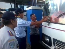 Sidak Angkutan Lebaran, Petugas Temukan Kaca Depan Bus Retak