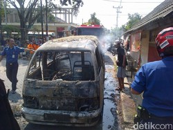 Pulang Dari Bengkel, Angkot di Semarang Terbakar