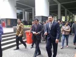 Datangi Djarot, Ahok Cek Kebersihan Ruangan dan Ucapkan Selamat