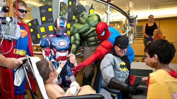 Suasana Ketika Pasien Anak Dikunjungi Batman, Spiderman, dan Superman