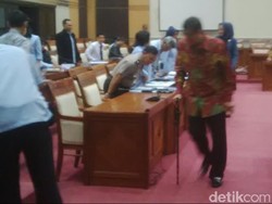 Rapat Soal KUHP dengan Komisi III, Menkum Yasonna Berjalan dengan Tongkat