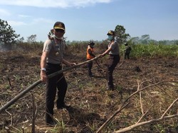 Cegah Asap di Pontianak, Kapolda Kalbar Turun ke Lahan Ikut Padamkan Api