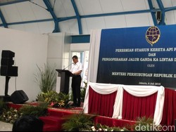 Resmikan Stasiun Palmerah, Menhub Jonan Dicurhati Minimnya Kursi Tunggu